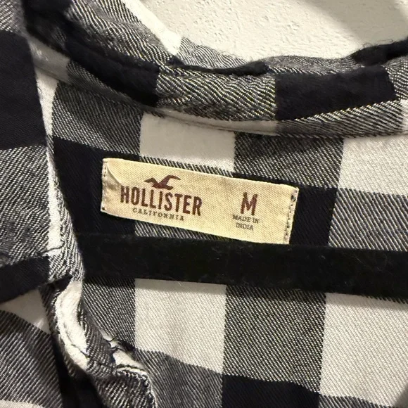 ❤️Hollister Black and White plaid button down - Picture 2 of 3